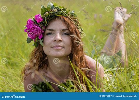 desnuda en el campo Search